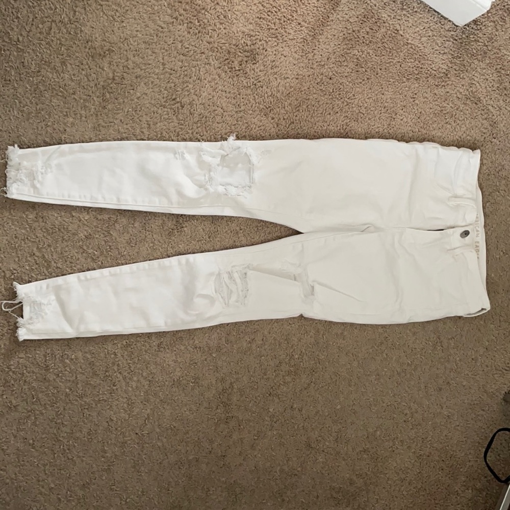 AMERICAN EAGLE White distressed jeans